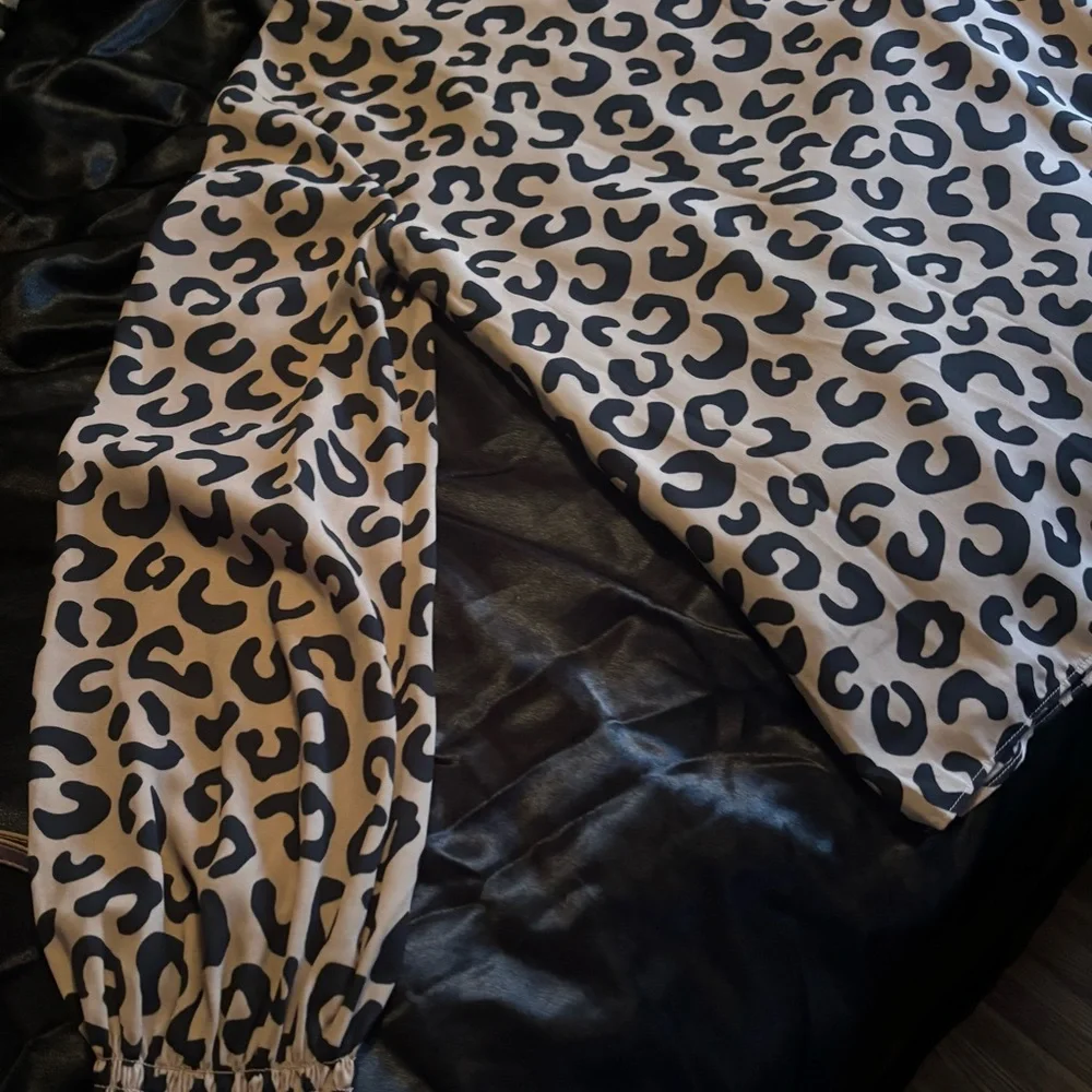 Kate Spade Tan Leopard Print long sleeve Blouse - Picture 8 of 15